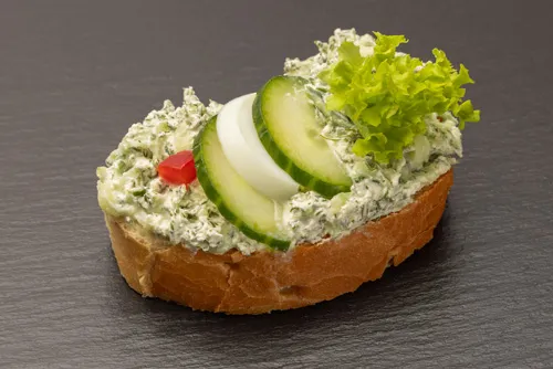Erfrischendes Rohkost Tsatsiki Sandwich, mediterran inspiriert