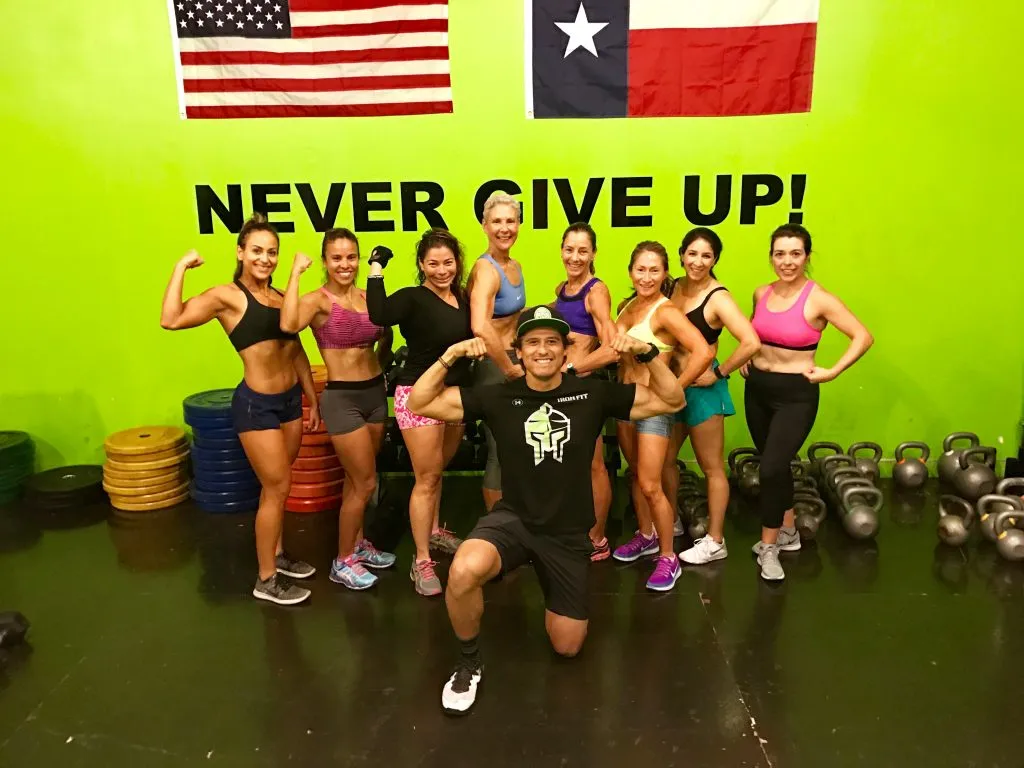 Erik, ein erfahrener Fitness-Trainer, motiviert seine Kursteilnehmerinnen