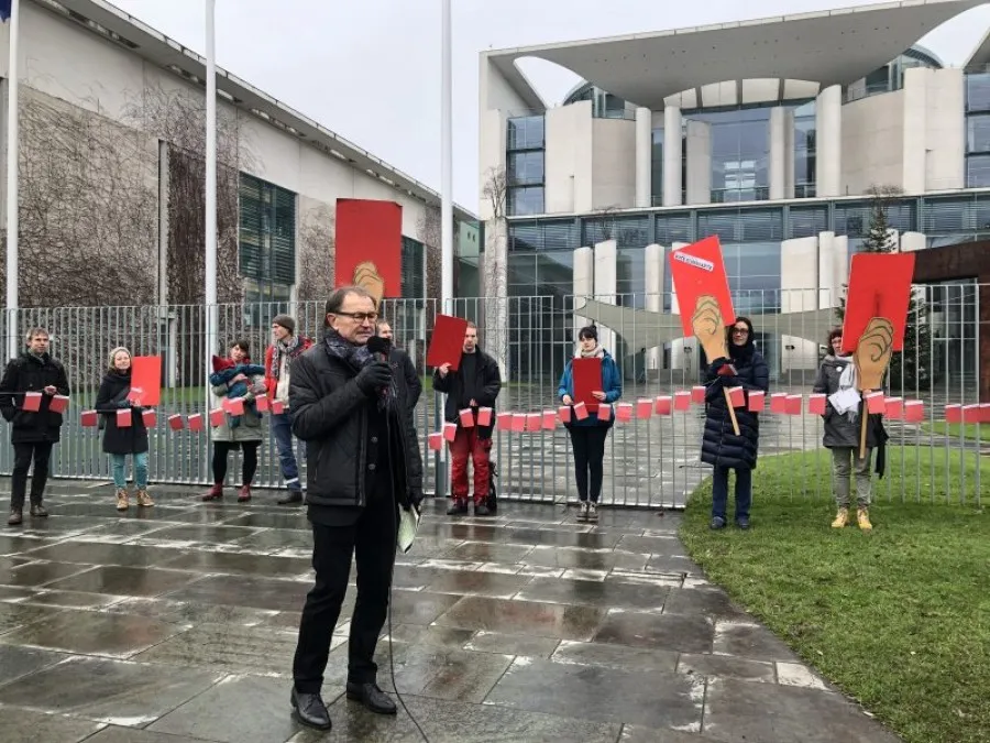 Ewald Lienen übergibt Rote Klimakarten an die Bundesregierung