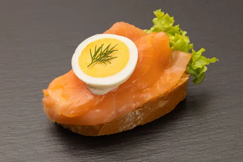 Exquisites Sandwich mit echtem, fein geräuchertem Lachs