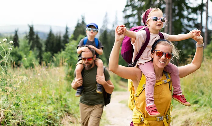 Familie bei einer Wanderung im Herbst