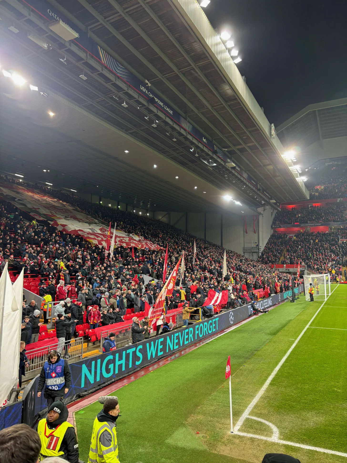 Fans auf der Kop Tribüne singen Gesänge während eines Spiels in Anfield.