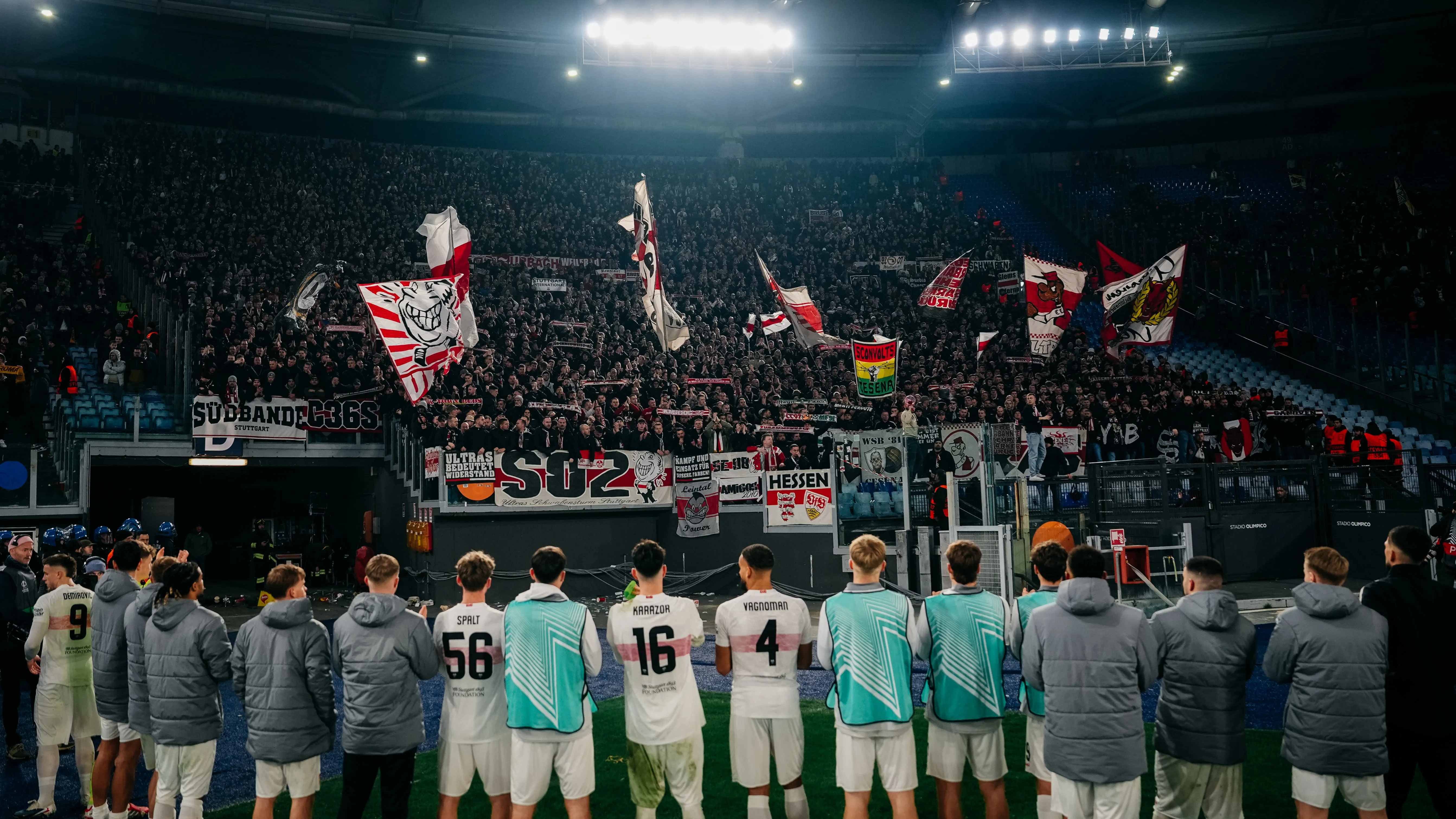 Fans im Stadio Olimpico unterstützen den VfB Stuttgart