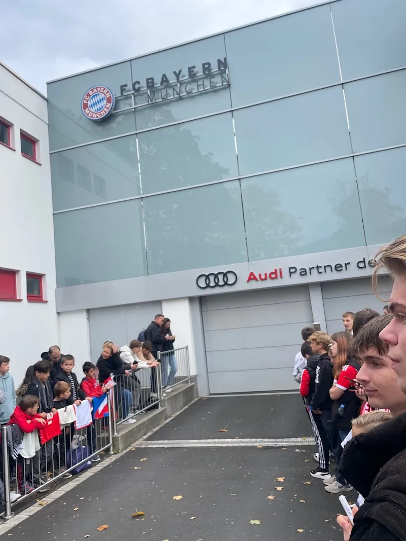 Fans warten hinter dem Gebäude des FC Bayern an der Tiefgarage