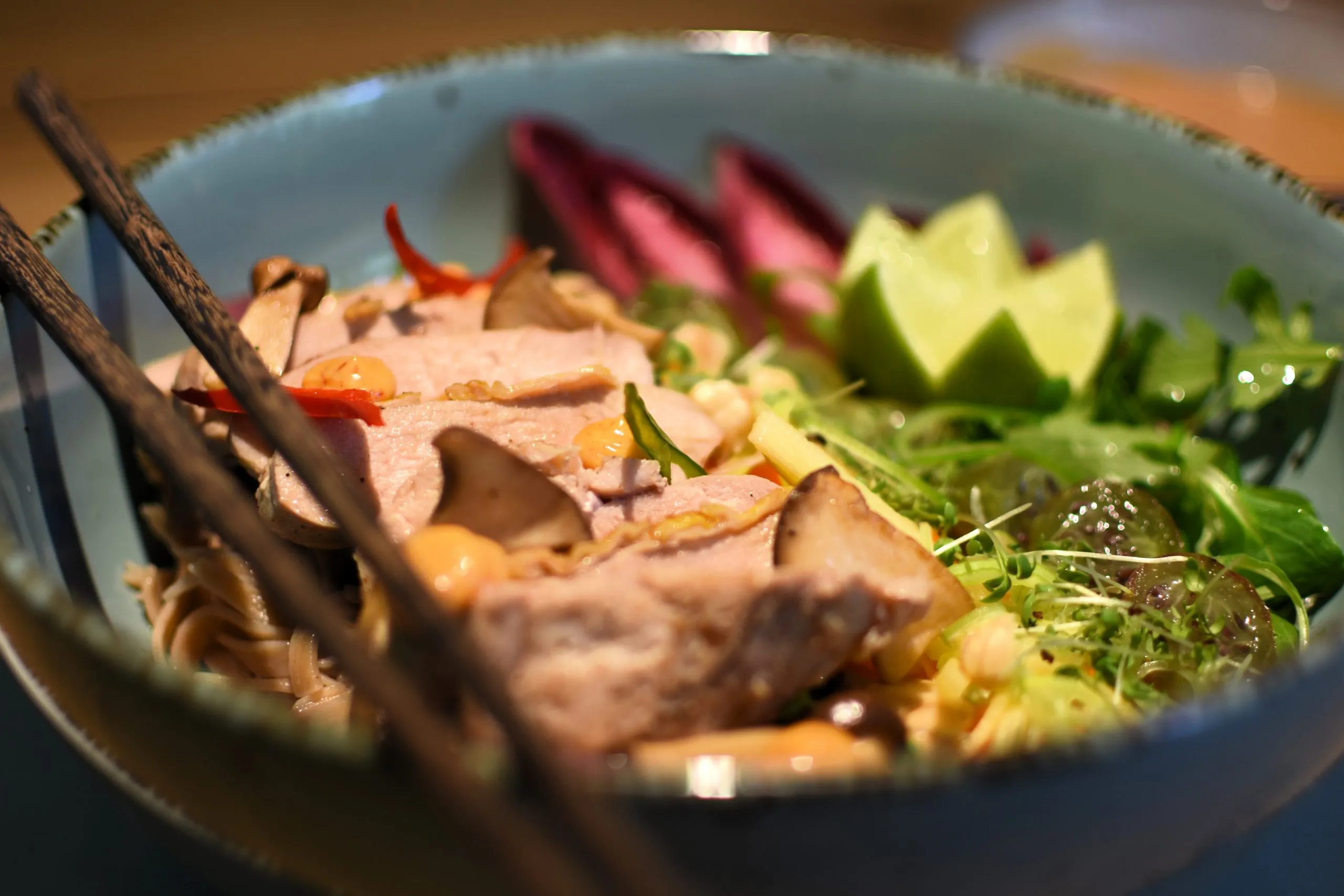 Fasanen-Poke Bowl mit Kastaniennudeln und Hagebuttendressing