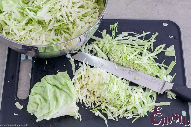 Feine Krautstreifen für Coleslaw schneiden