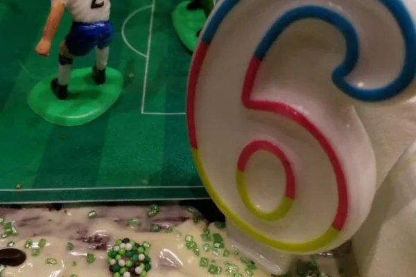 Fertig dekorierter Fußballkuchen zum 6. Geburtstag mit Spielfeld und Spielern