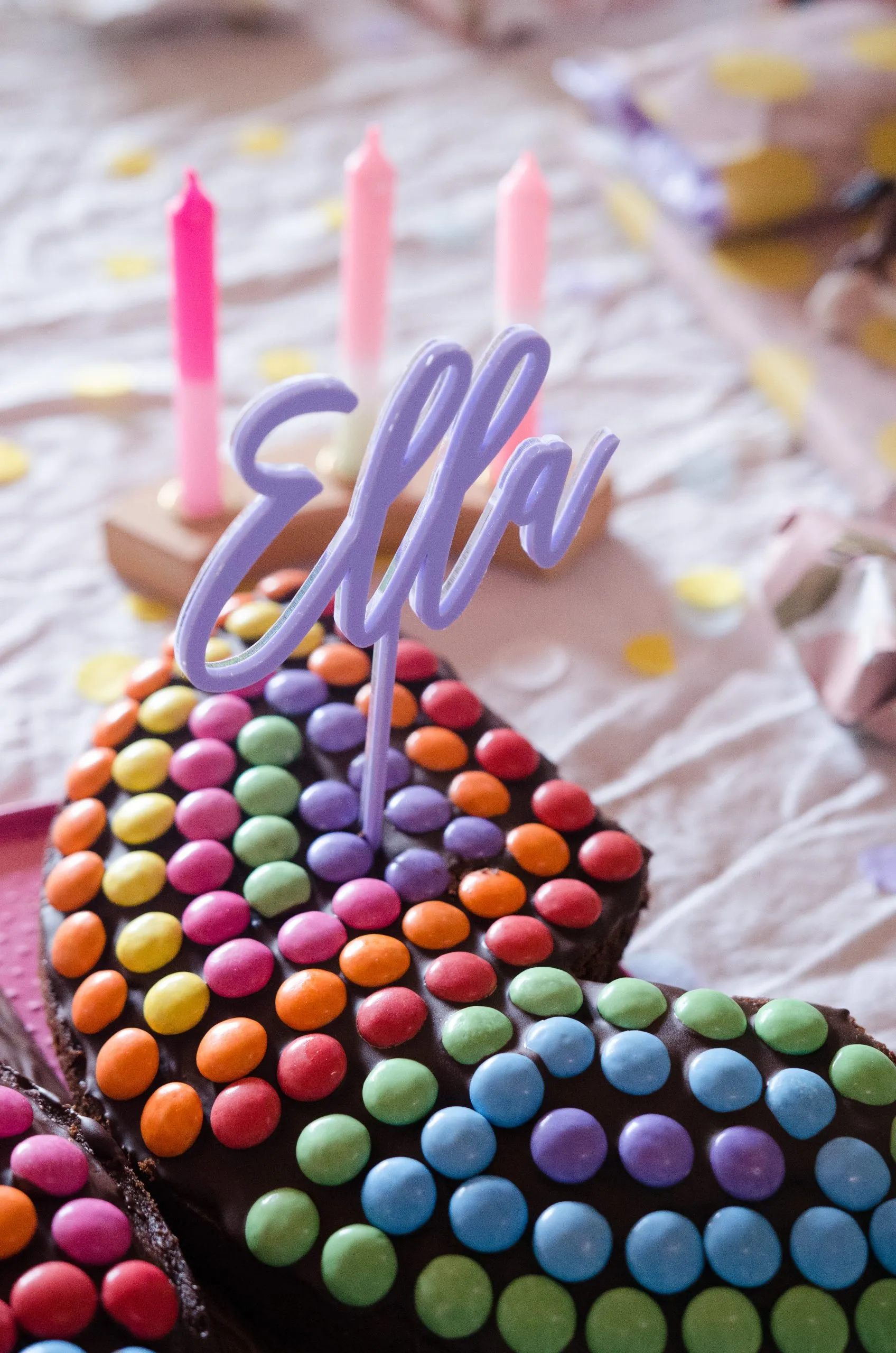 Fertig dekorierter Schmetterlingskuchen für den Kindergeburtstag