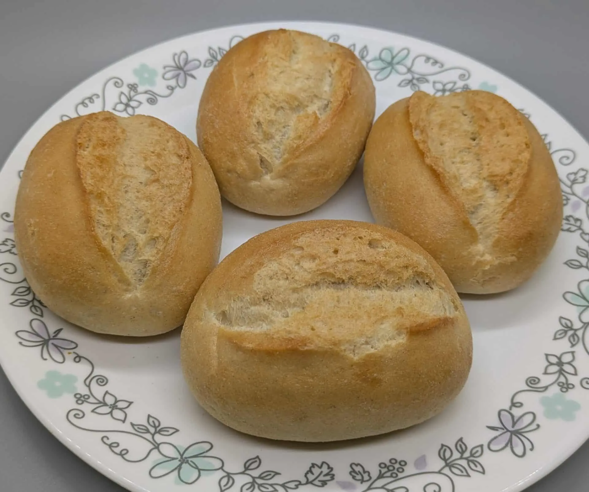 Fertig gebackene Deutsche Küche Weizenbrötchen, bereit zum Servieren