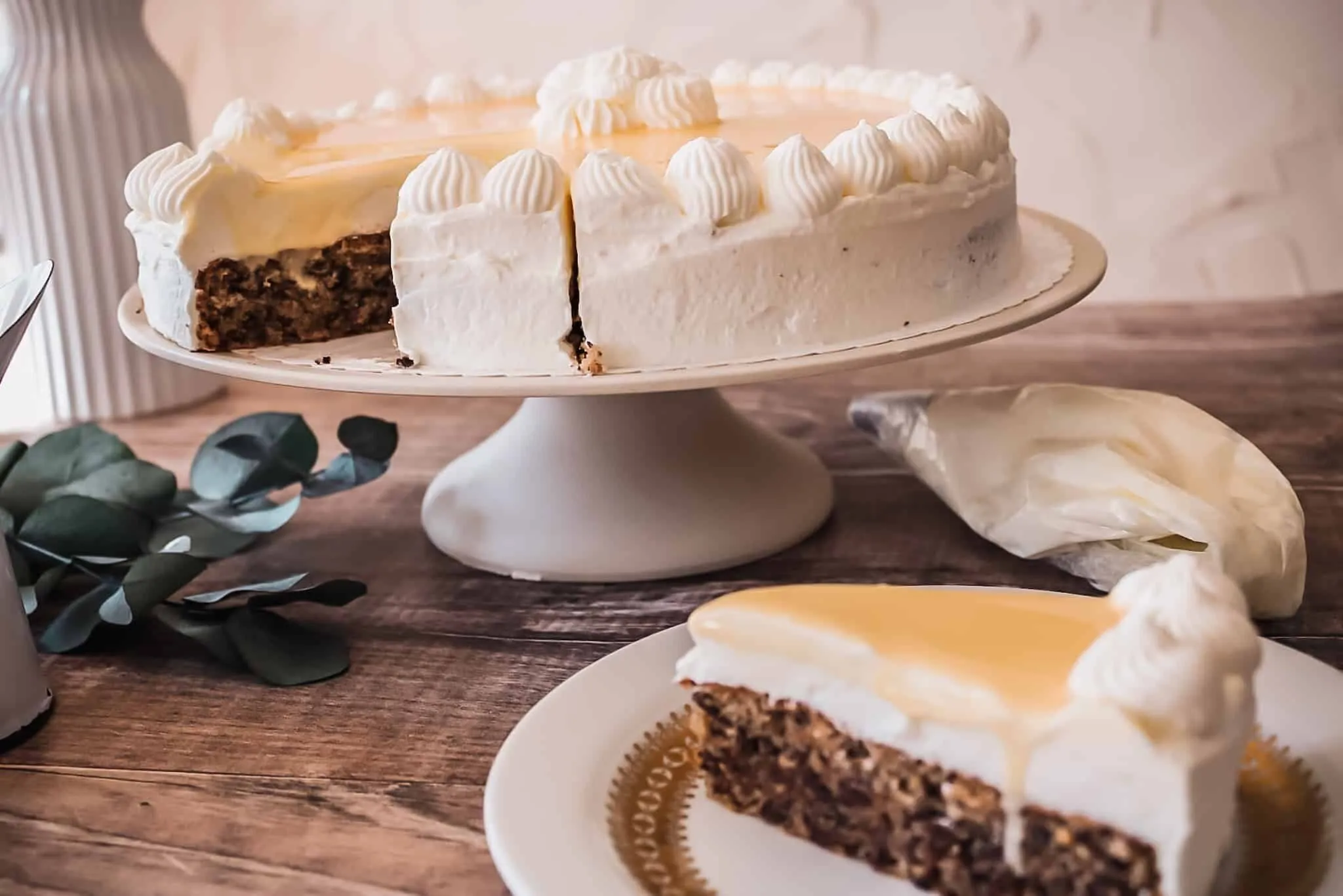 Fertig gebackene Eierlikörtorte, einfach und festlich dekoriert