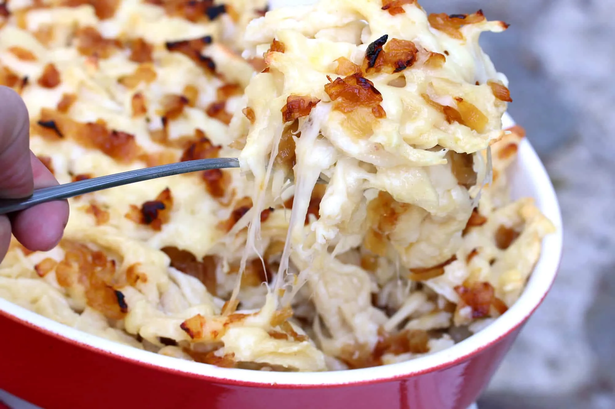 Fertig gebackene Käsespätzle aus dem Ofen