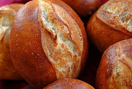 Fertig gebackene, knusprige deutsche Brotchen