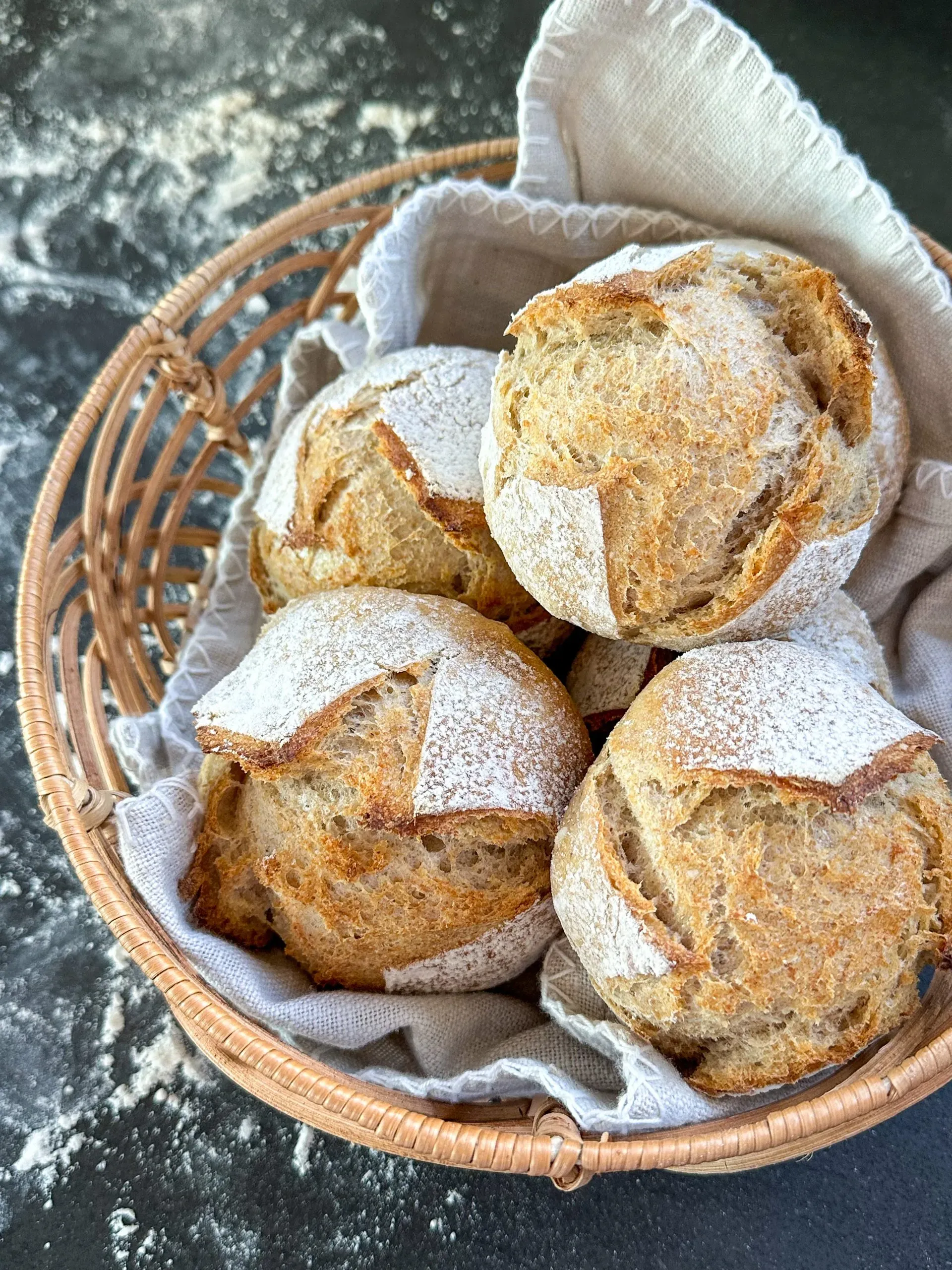 Fertig gebackene, knusprige Sauerteigbrötchen