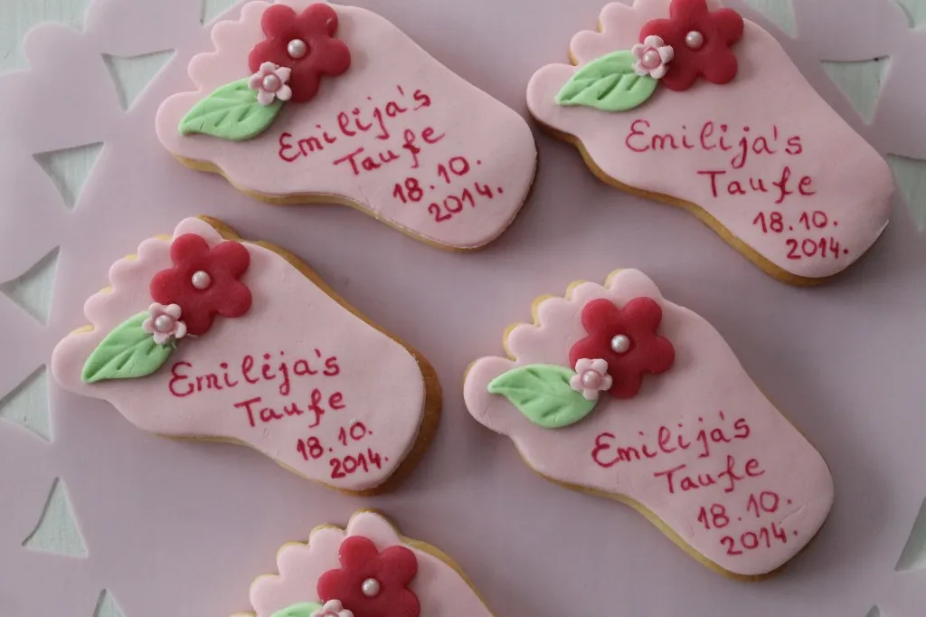 Fertig gebackene, ungekürzte Mürbteigkekse in Fußform