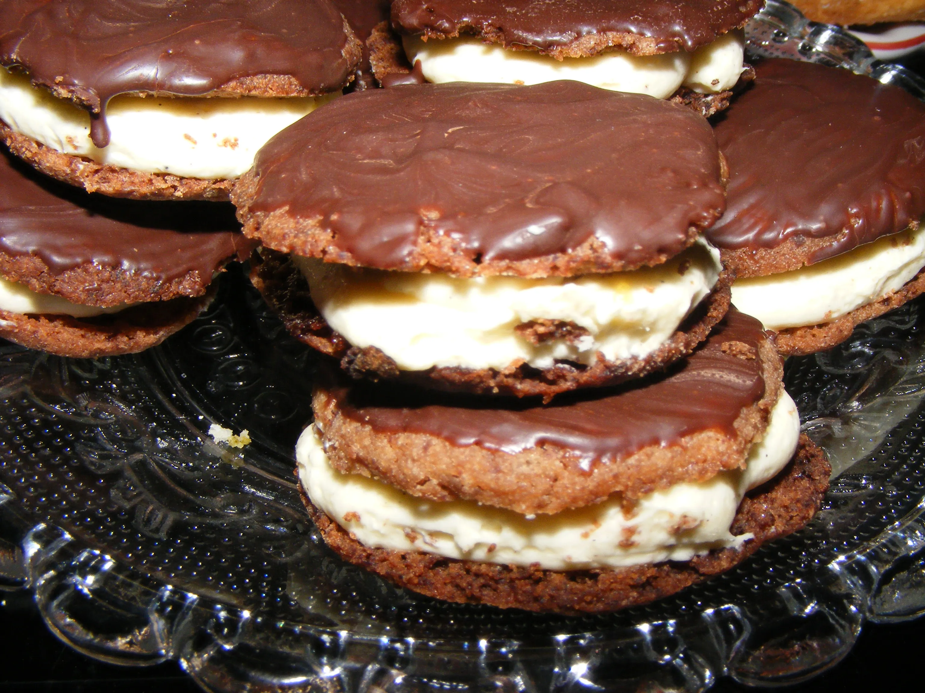 Fertig gebackene Wachauer Krapferl mit Buttercremefüllung