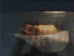 Fertig gebackener goldbrauner Osterzopf