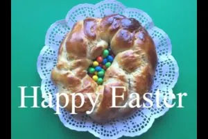 Fertig gebackener Osterzopf auf einem Gitterrost