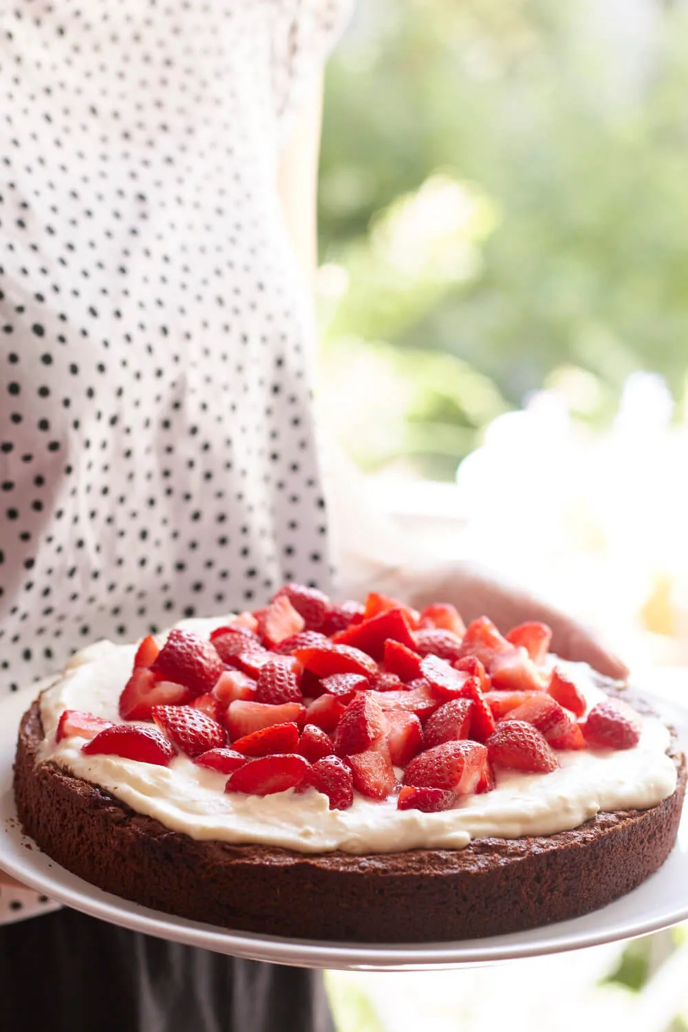 Fertig gebackener Schokoladenkuchen mit Erdbeeren und Creme