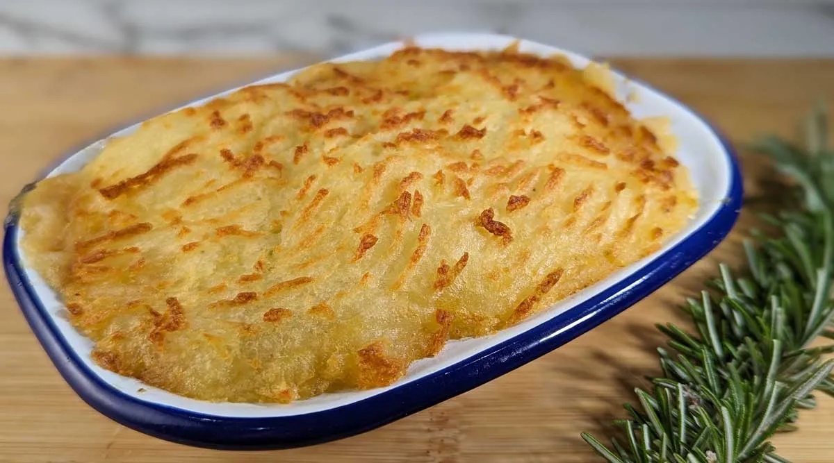Fertig gebackener Shepherd's Pie mit goldbrauner Kartoffelkruste