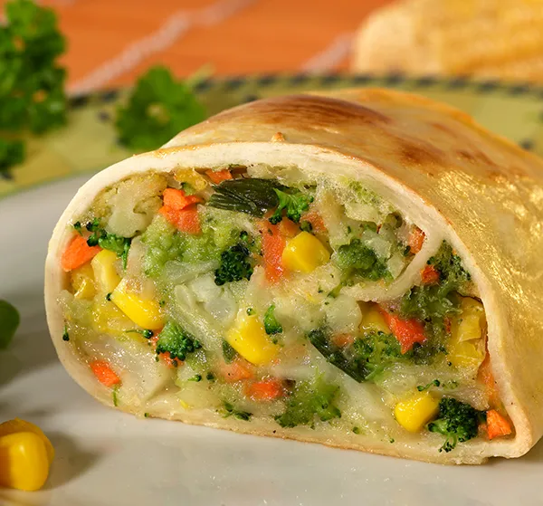 Fertig gebackener veganer Gemüsestrudel, appetitlich angerichtet