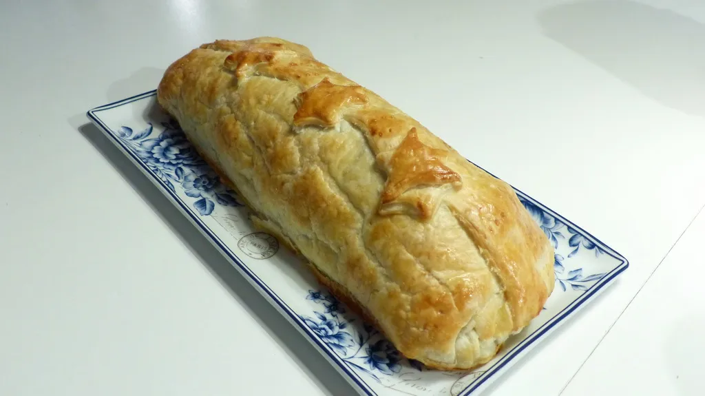 Fertig gebackenes Filet im Teig, angeschnitten