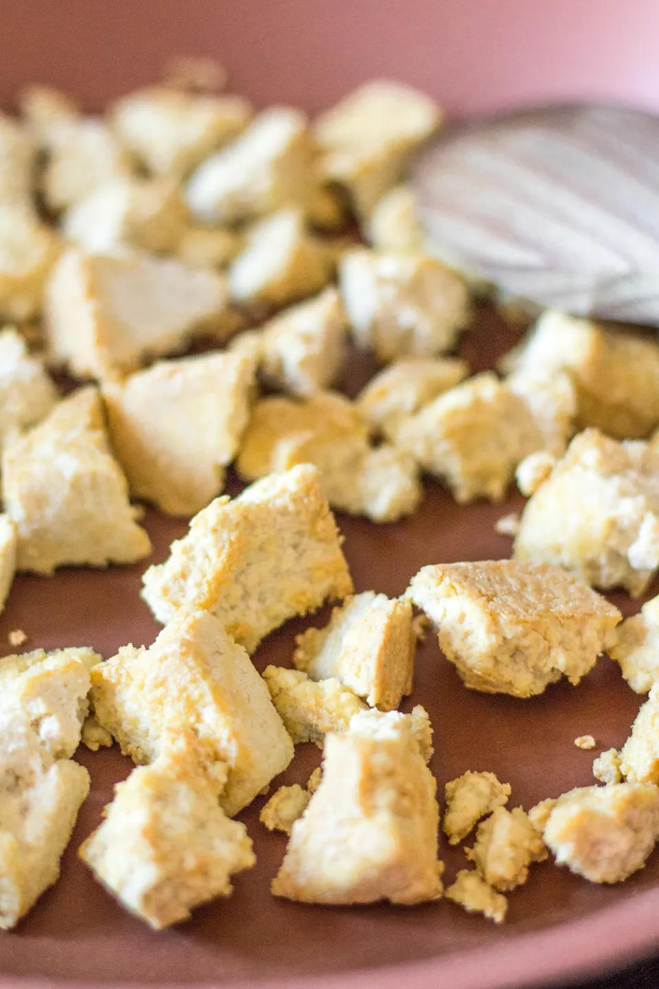 Fertig gebratener Tofu mit Marinade und Sesam garniert, in einer Pfanne