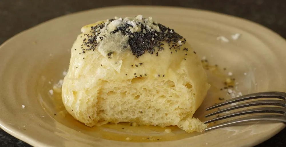 Fertig gedämpfte Schlesische Hefeklöße, bereit zum Servieren