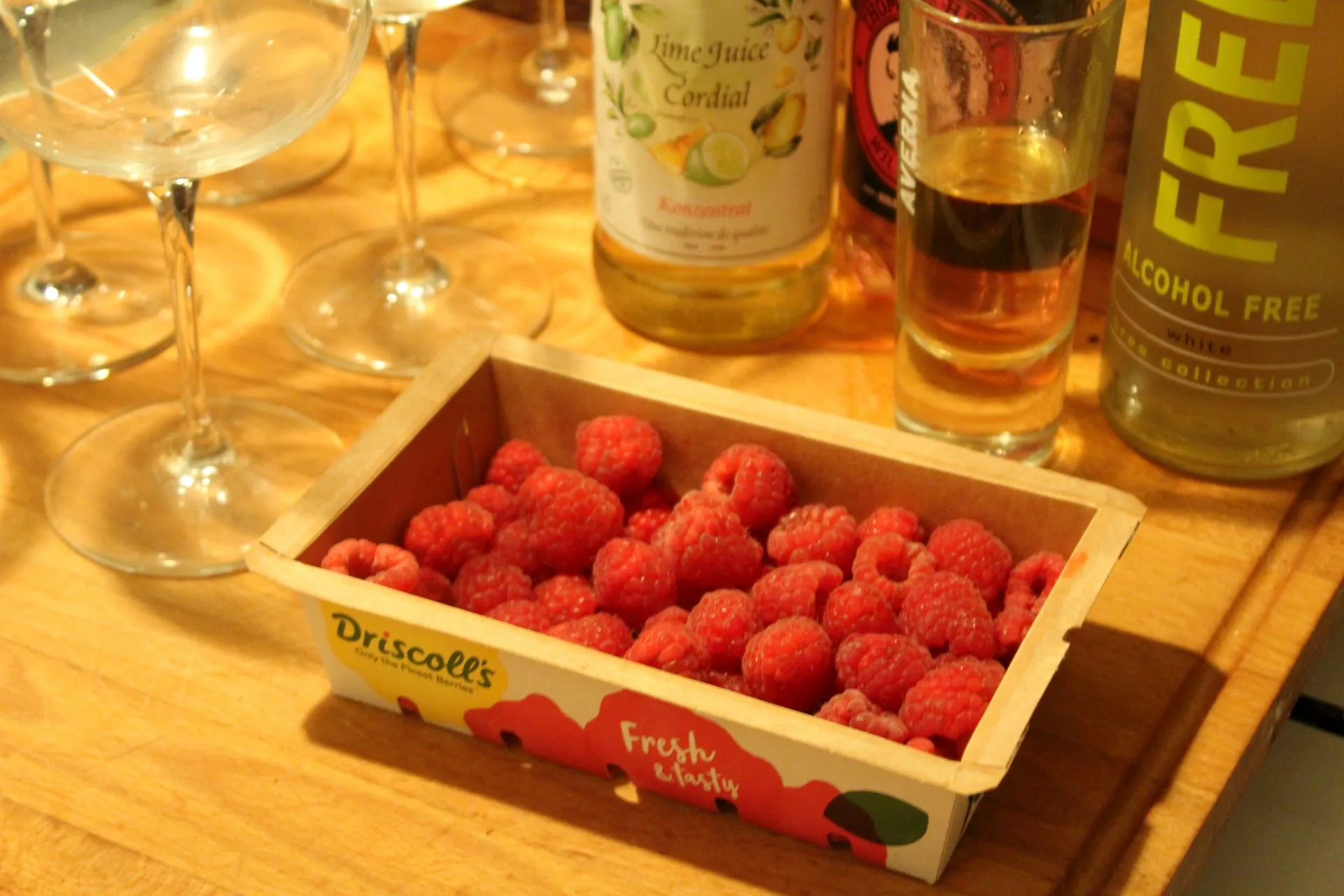 Fertig gemixter Wildberry Lillet alkoholfrei, erfrischend serviert mit gefrorenen Himbeeren