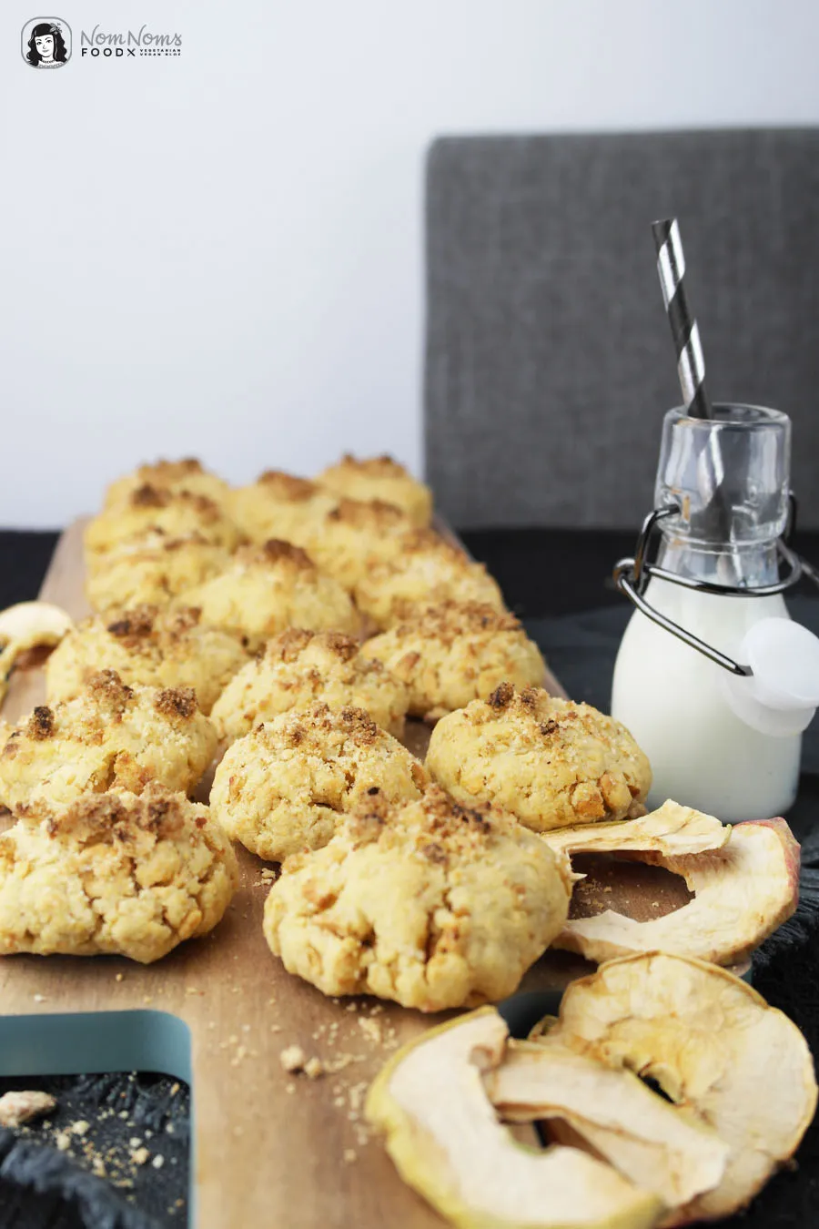 Fertige Apfel-Streusel-Kekse auf einem Gitter