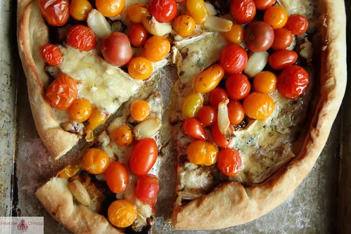 Fertige Blauschimmelkäse-Pizza, geschnitten