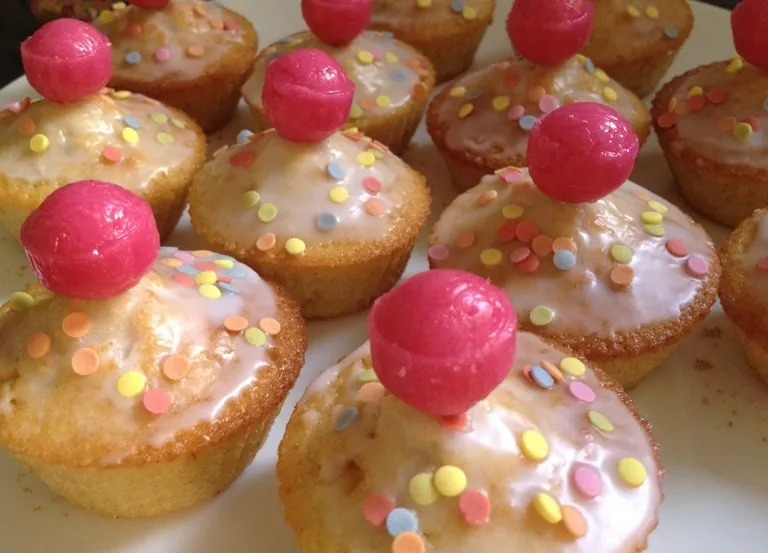 Fertige Konfetti Muffins für einen Kindergeburtstag