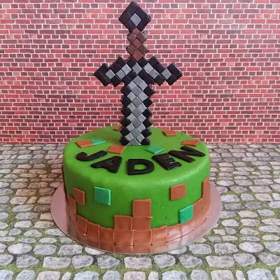 Fertige Minecraft Torte mit pixeliger Fondant-Dekoration und Schwert