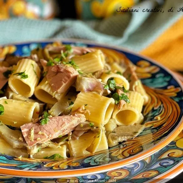 Fertige Pasta mit Artischocken, Thunfisch und Zitrone, servierbereit