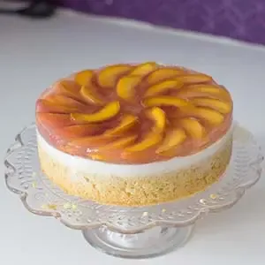 Fertige Pfirsich-Torte im Kühlschrank