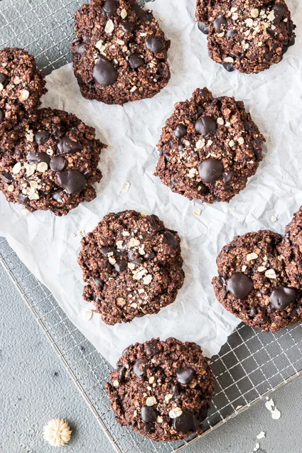 Fertige Schoko-Hafer Kekse in einem Korb