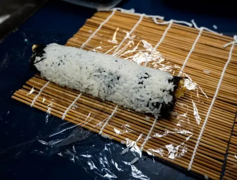 Fertige Sushi-Rollen auf einem Brett