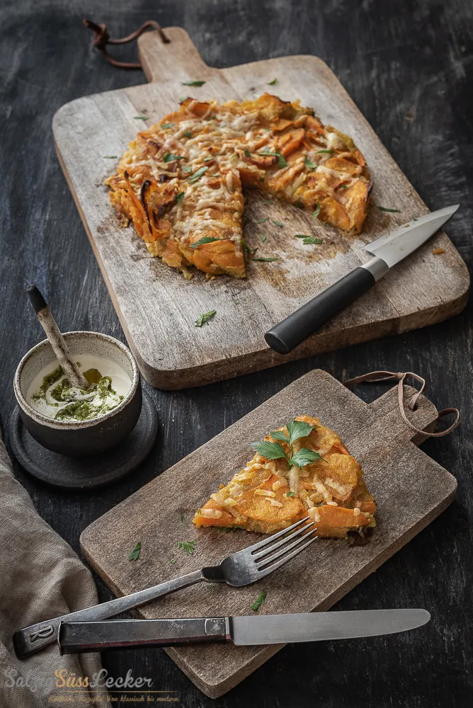 Fertige Süßkartoffel-Birnen-Galette mit Pecorino auf einem Backblech