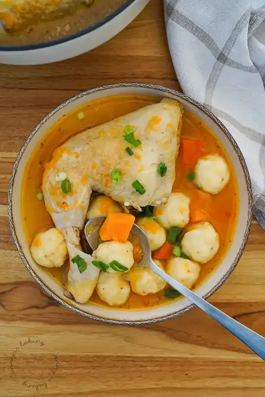 Fertige Vori Vori Suppe mit frischer Petersilie in einer Schale