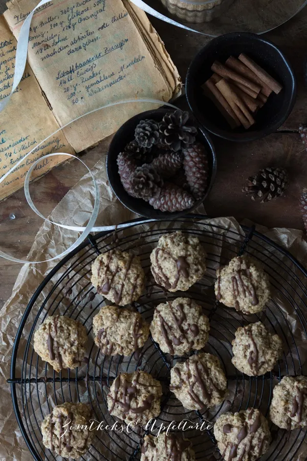 Fertige Zimt-Haferflocken-Kekse, teilweise mit Schokolade überzogen
