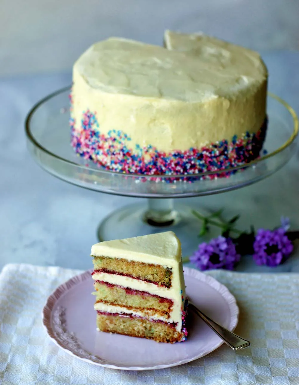 Fertiger amerikanischer Geburtstagskuchen, mit Streuseln dekoriert