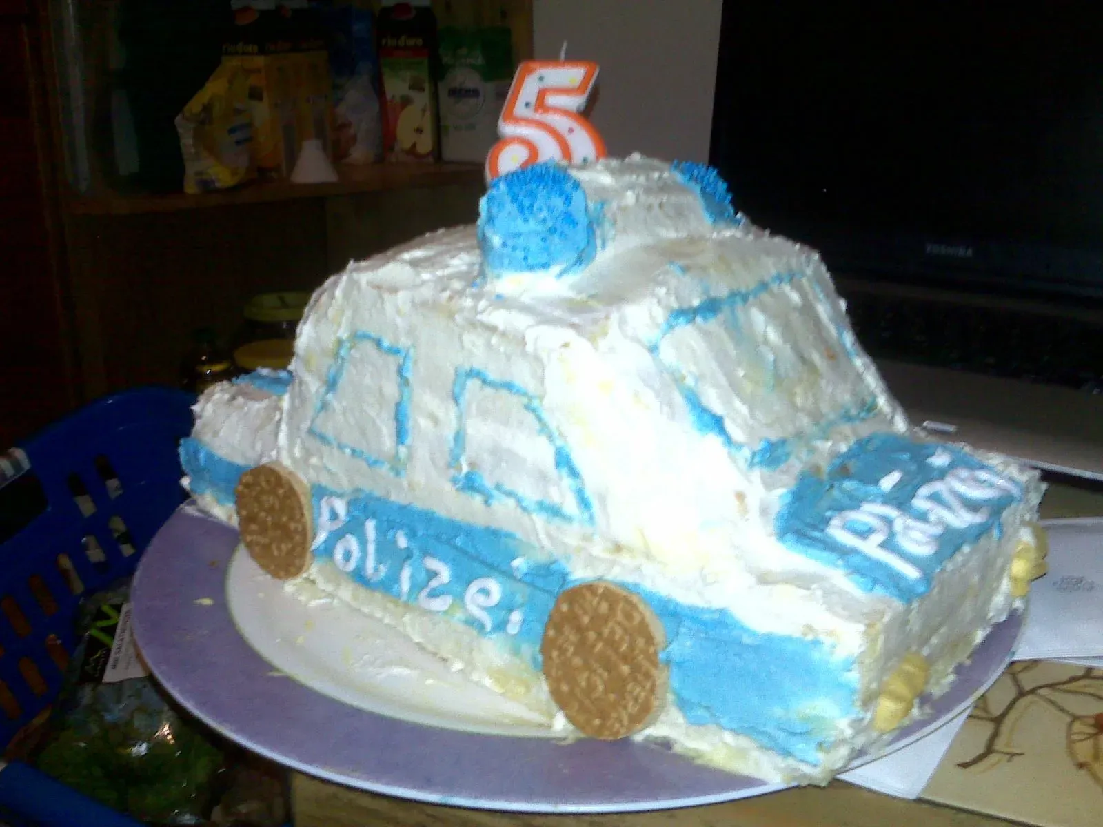 Fertiger blauer Polizeiautokuchen mit Blaulicht und Rädern
