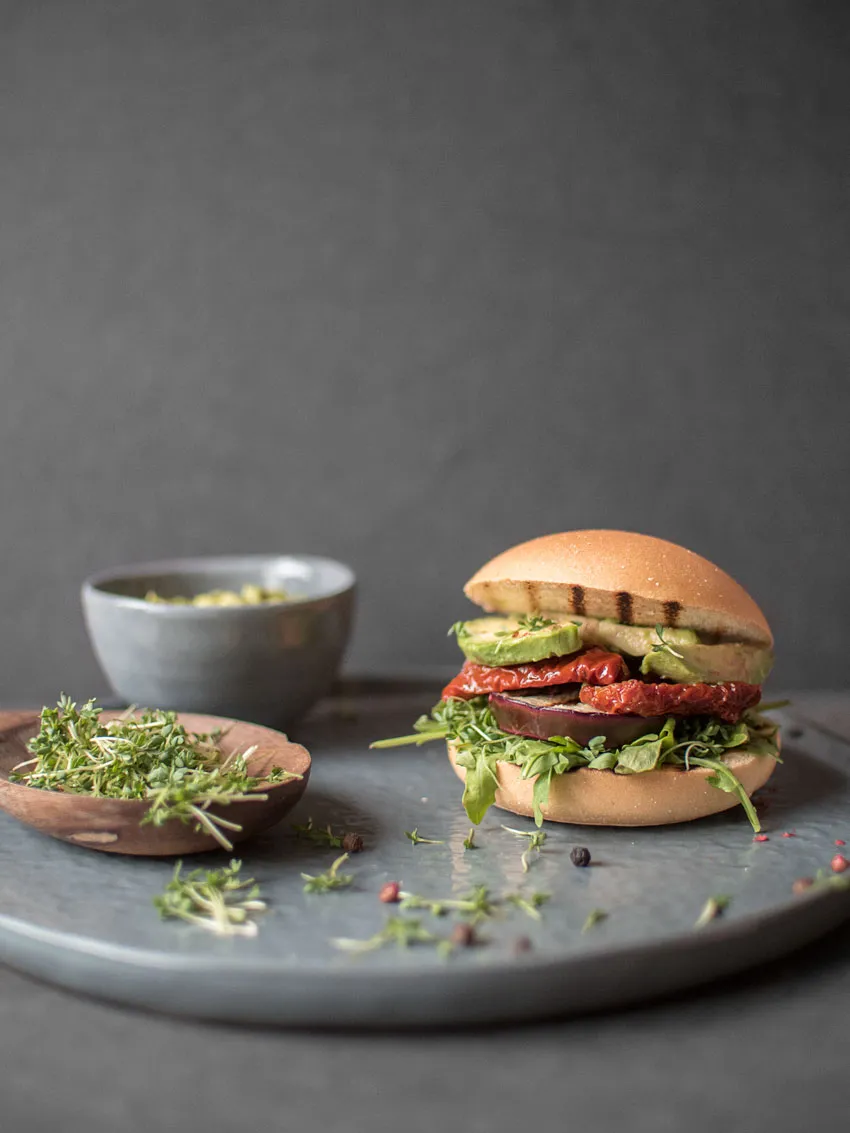 Fertiger Burger mit glutenfreiem Brötchen und Gemüse