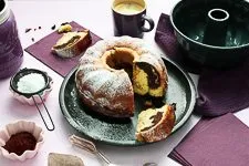 Fertiger Marmorkuchen mit Puderzucker bestäubt auf einem Kuchengitter