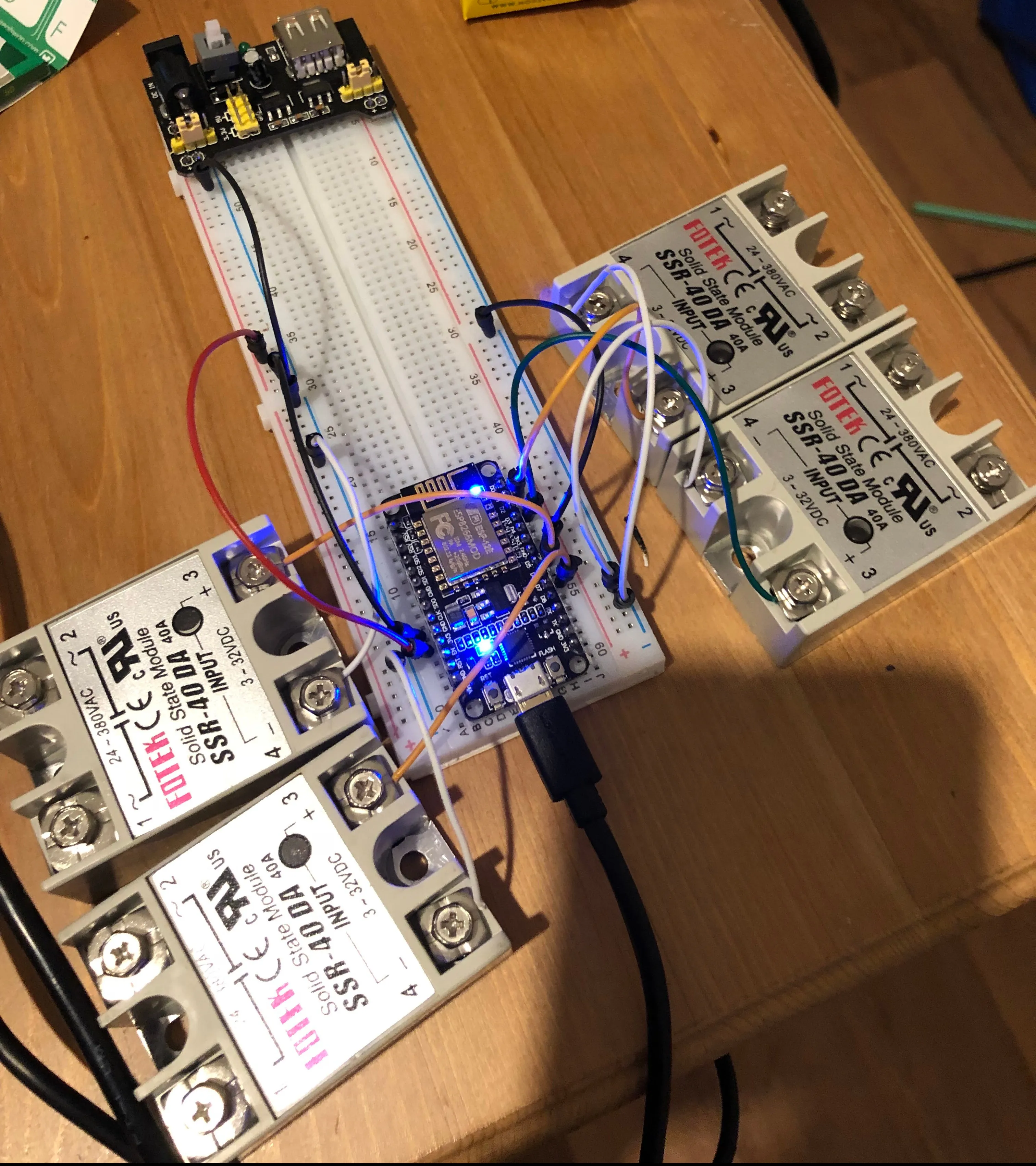 Fertiger Prototyp mit vier angeschlossenen Relais für Tests