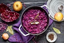 Fertiger Rotkohl bereit zum Servieren