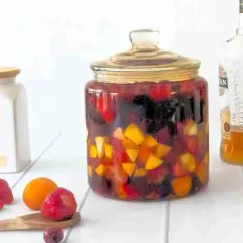 Fertiger Rumtopf im Glas mit Beschriftung