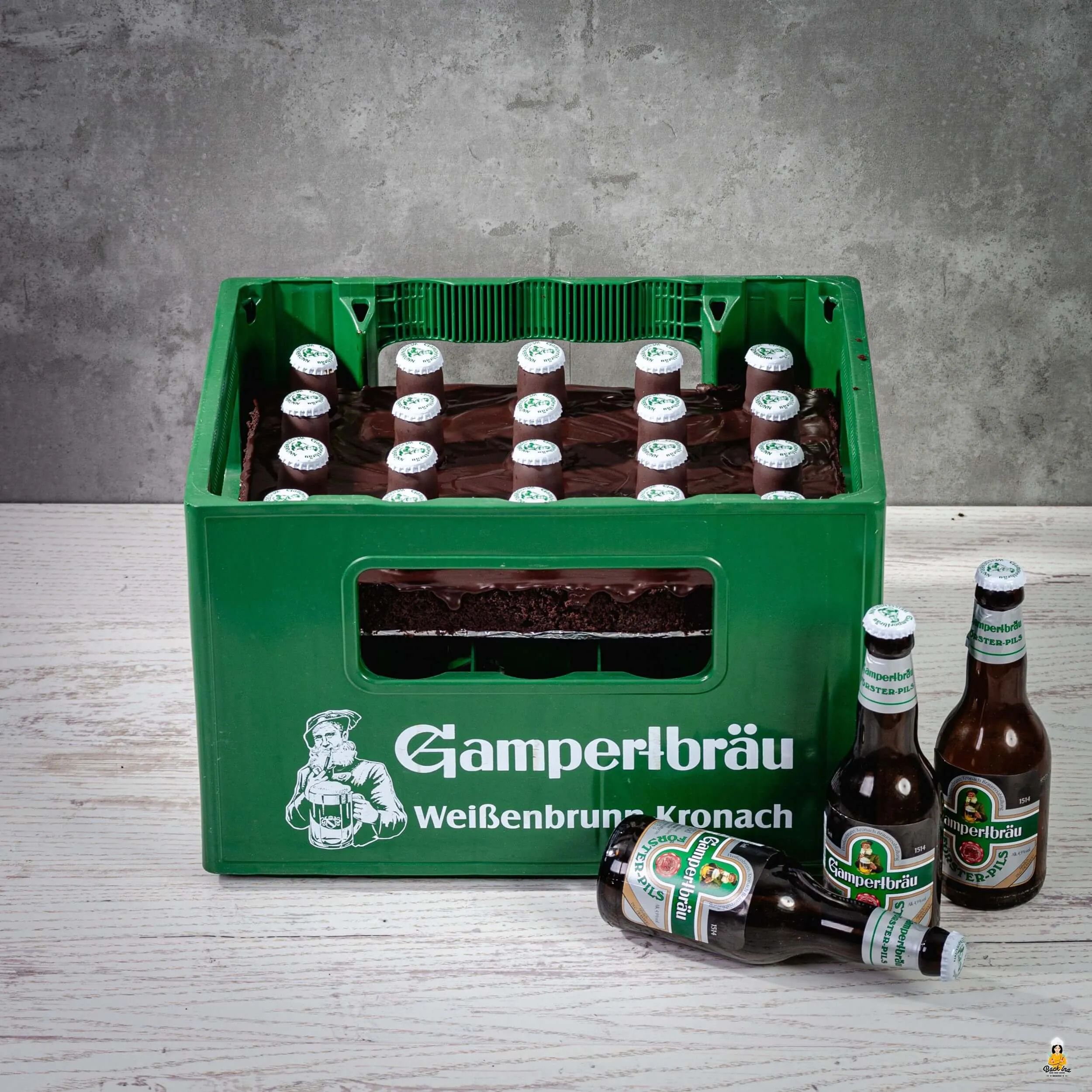 Fertiger Schoko-Bier-Kuchen im Bierkasten-Design