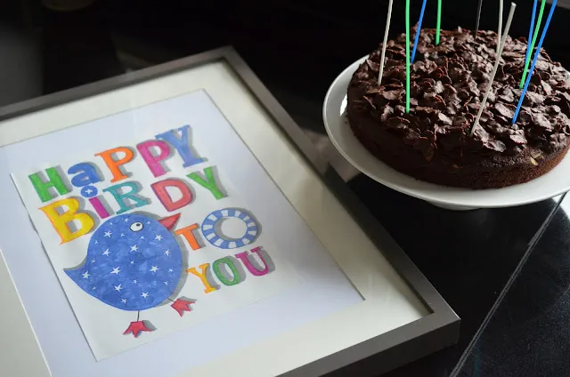 Fertiger Schokoladenkuchen auf einem dekorativen Bilderrahmen serviert