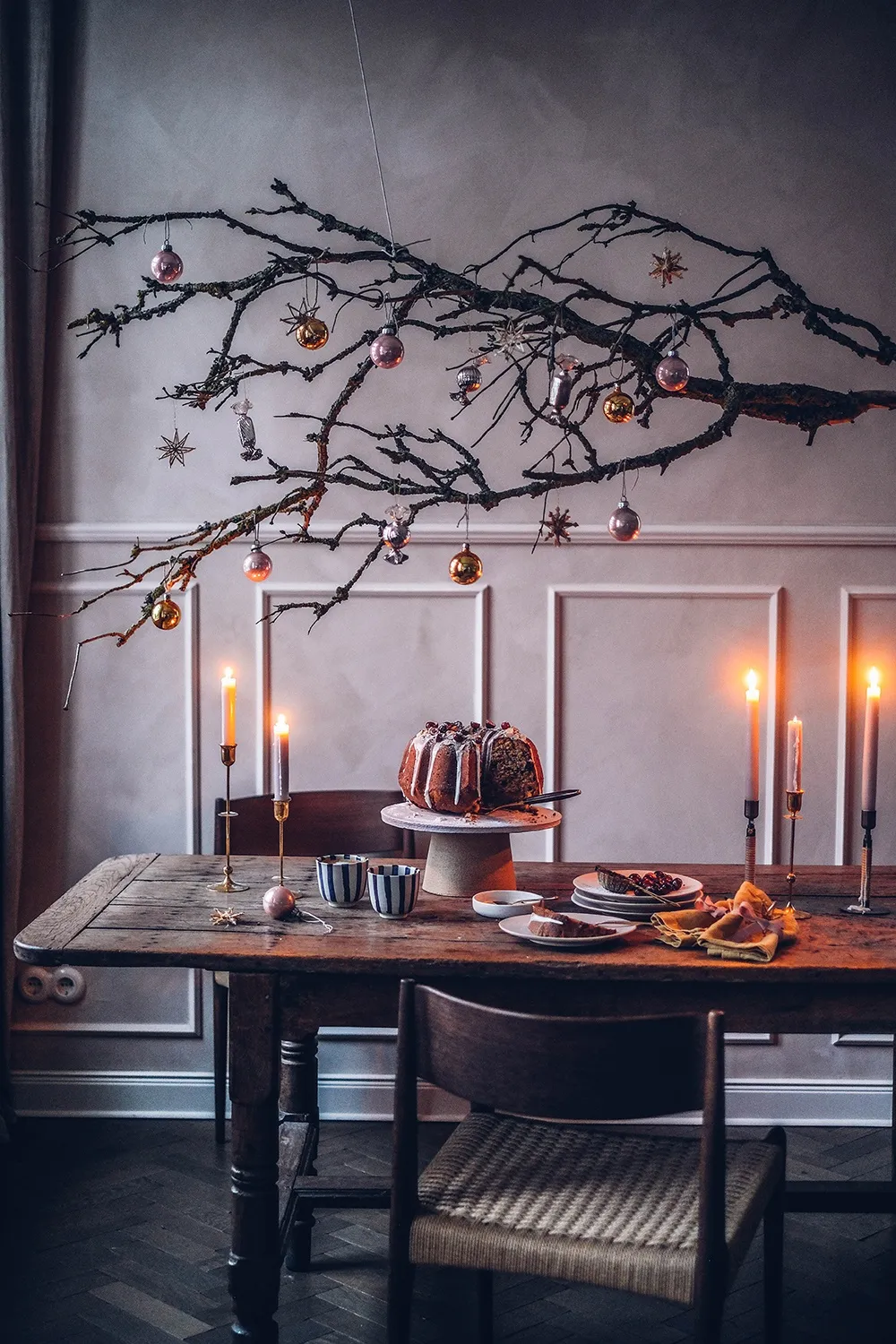 Fertiger Weihnachts-Gugelhupf mit Kaffeetasse daneben