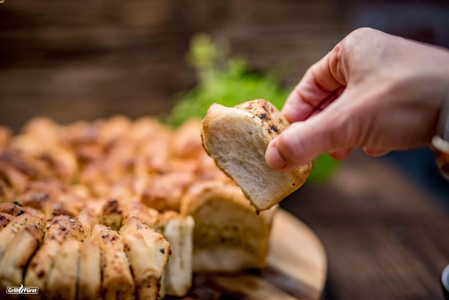 Fertiges Faltenbrot aus dem Dutch Oven auf einem Holzbrett